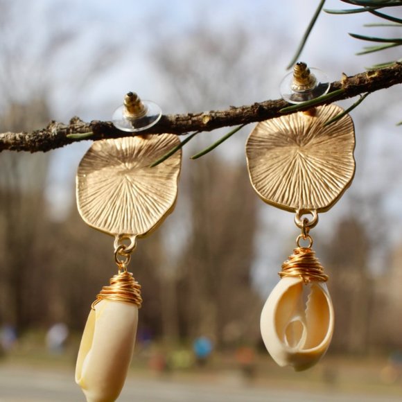New Gold Crushed Shell Button Shell Drop Earrings - Picture 7 of 11